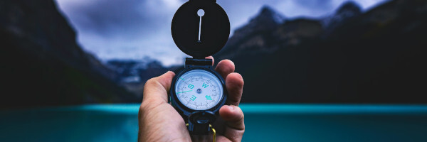 GPS-Geräte und Kompasse