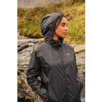 Frau traegt Mac in a sac Regenjacke in der Farbe schwarz