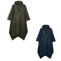 Frau tragt Mac in a sac Poncho in der Farbe khaki und...