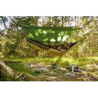 Mann liegt in Amazonas Haengematte Moskito-Traveller...