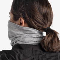 Frau traegt BUFF Merino Lightweight Wool...