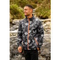 Frau traegt Mac in a sac Regenjacke in der Farbe...