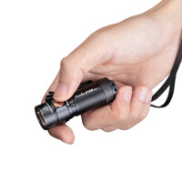 Fenix E18R V2.0 LED Taschenlampe in einer Hand zur...